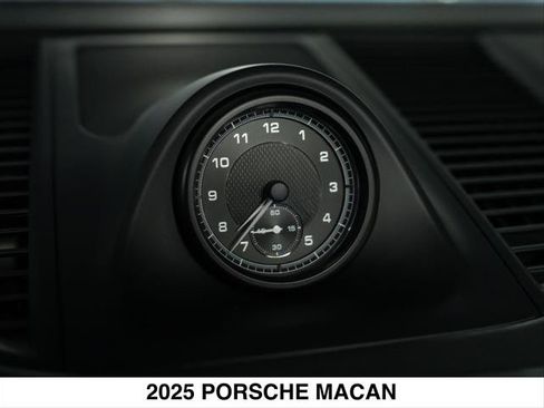 Used 2025 Porsche Macan AWD/4WD image 27