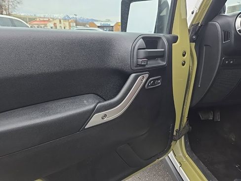 Used 2013 Jeep Wrangler Unlimited Rubicon w/ Connectivity Group image 9