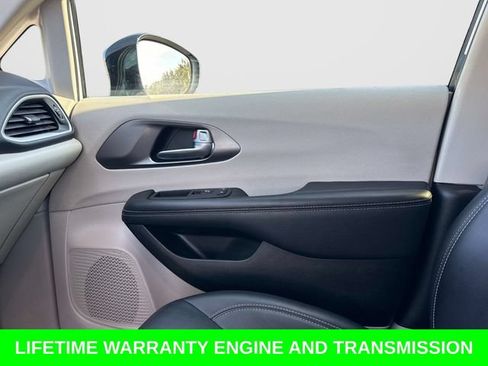 Used 2024 Chrysler Pacifica Touring-L FWD image 24