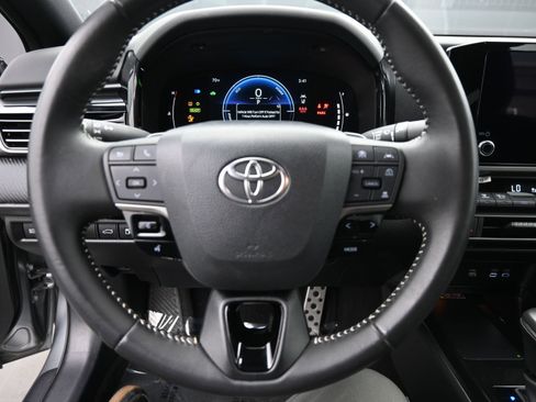 Used 2025 Toyota Camry SE FWD image 13