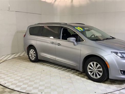 Used 2019 Chrysler Pacifica Touring-L image 2