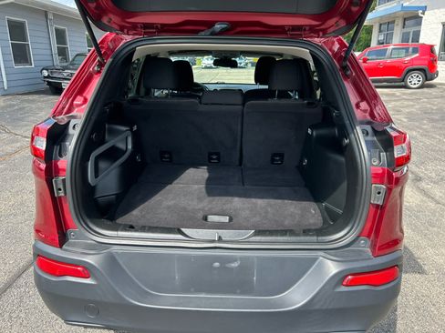 Used 2017 Jeep Cherokee Latitude w/ Cold Weather Group AWD/4WD image 23