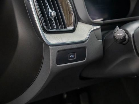 Used 2025 Volvo XC60 B5 Plus image 18