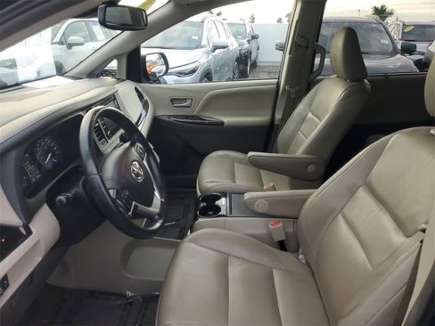Used 2019 Toyota Sienna XLE image 15