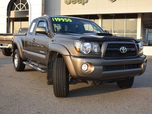 Used 2011 Toyota Tacoma PreRunner w/ TRD Sport Pkg image 3