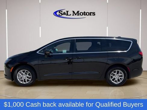 New 2027 Chrysler Pacifica Select FWD image 7