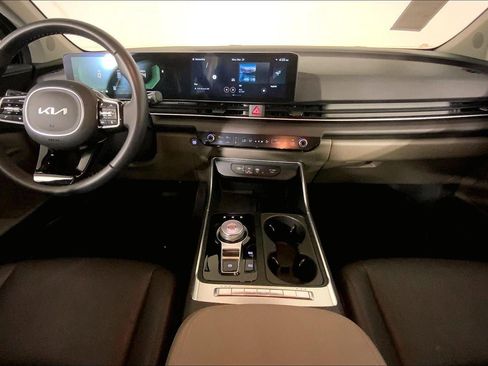 Used 2025 Kia Carnival EX image 15