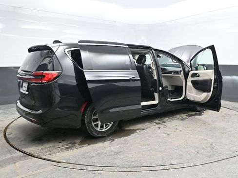 Used 2023 Chrysler Pacifica Touring-L image 51