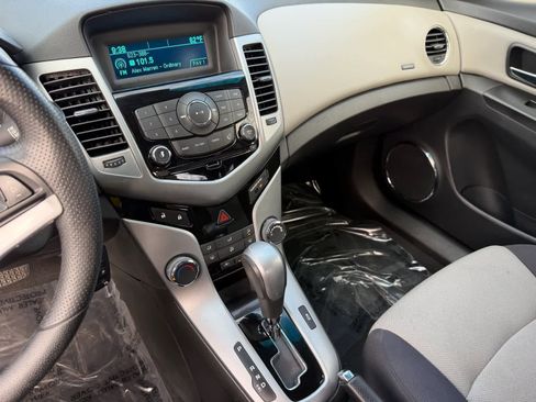 Used 2013 Chevrolet Cruze LS image 24