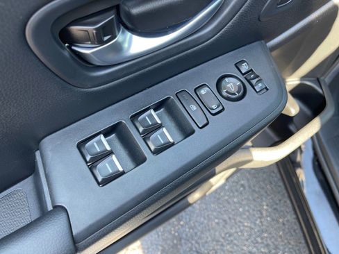 Used 2025 Honda Pilot TrailSport image 8