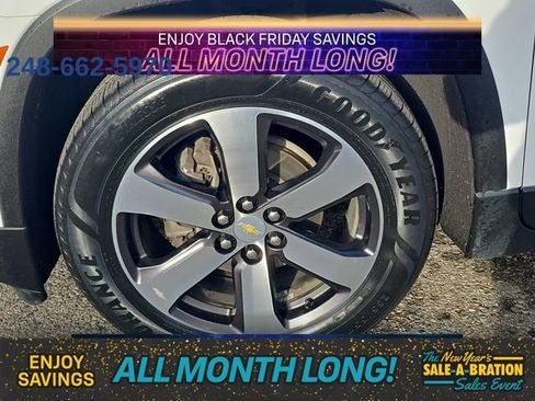 Used 2023 Chevrolet Traverse LT w/ LT Premium Package image 9