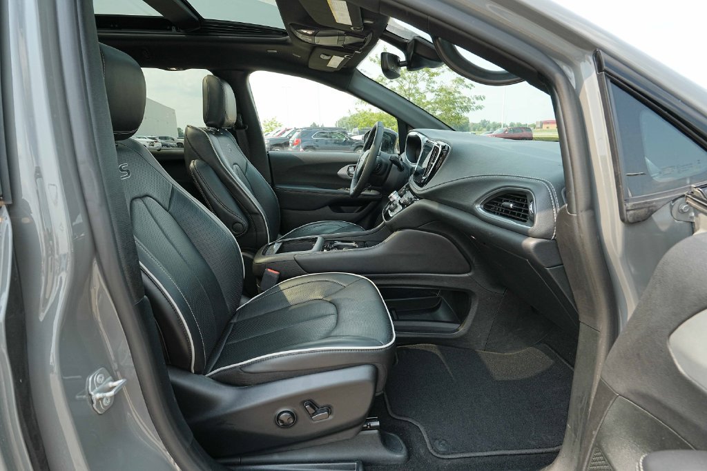 Used 2025 Chrysler Pacifica Limited FWD image 22