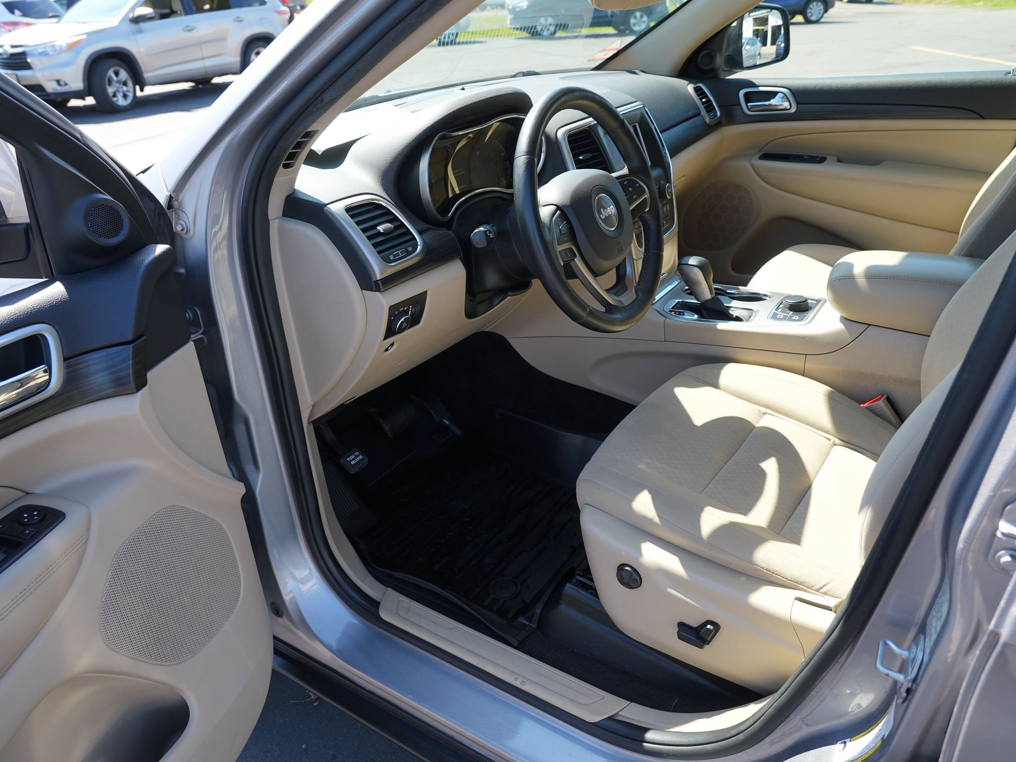 Used 2019 Jeep Grand Cherokee Laredo AWD/4WD image 14
