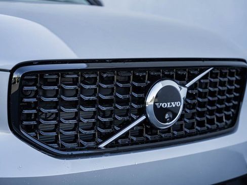 Certified 2025 Volvo XC40 B5 Ultra w/ Climate Package image 11