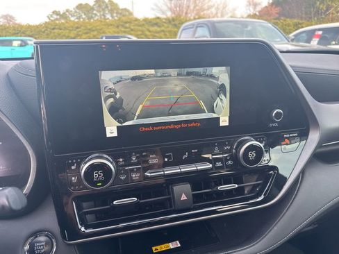 Used 2023 Toyota Highlander Limited image 24