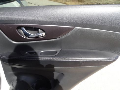 Used 2016 Nissan Rogue SV image 33