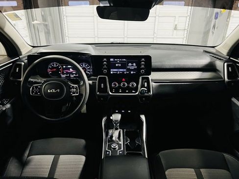 Used 2022 Kia Sorento LX image 4