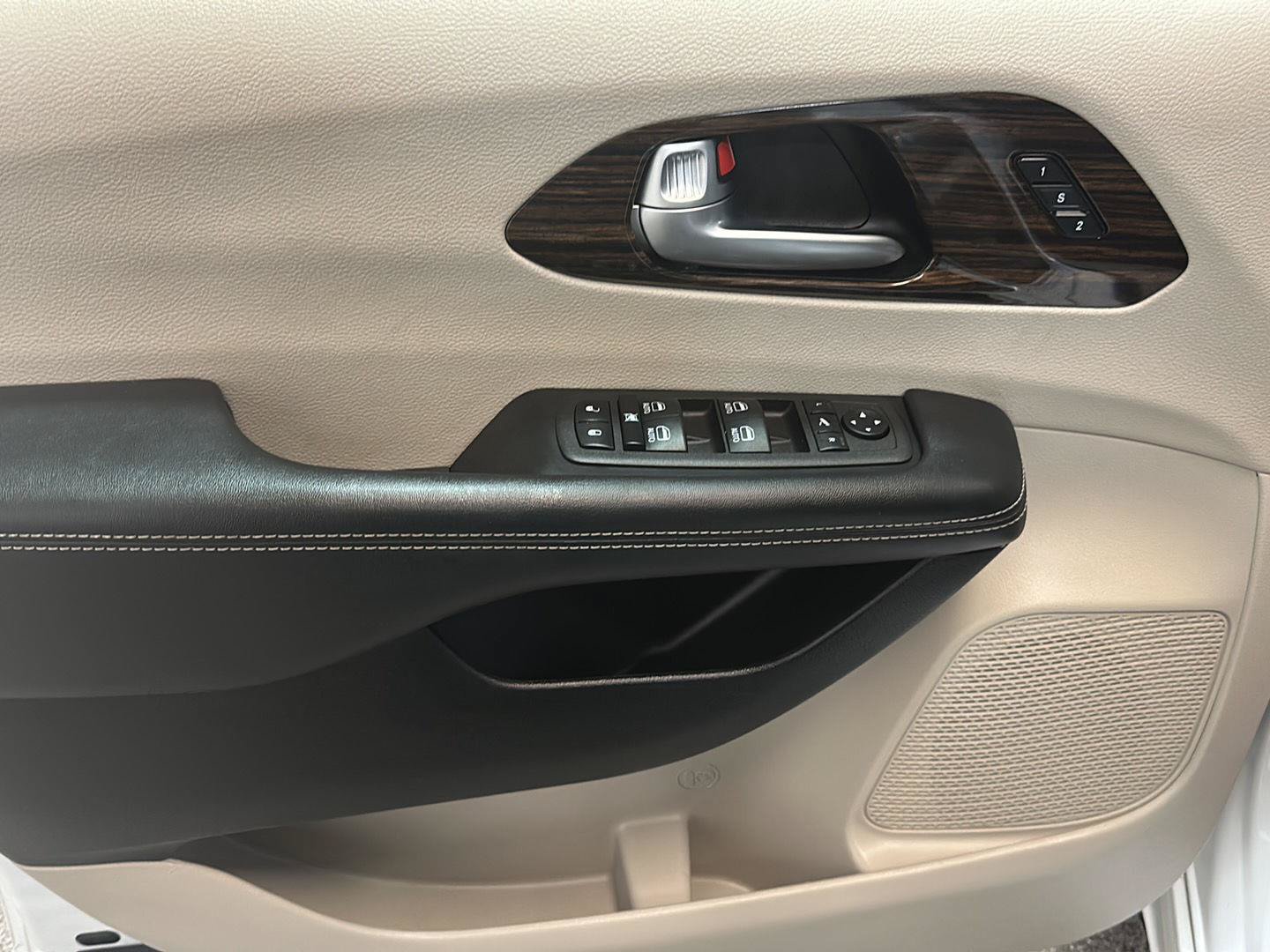 Certified 2023 Chrysler Pacifica Limited FWD image 17