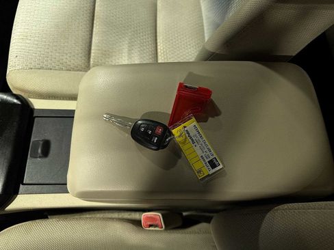 Used 2012 Toyota Camry LE image 31