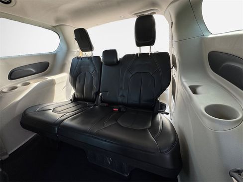 Certified 2024 Chrysler Pacifica Touring-L image 28