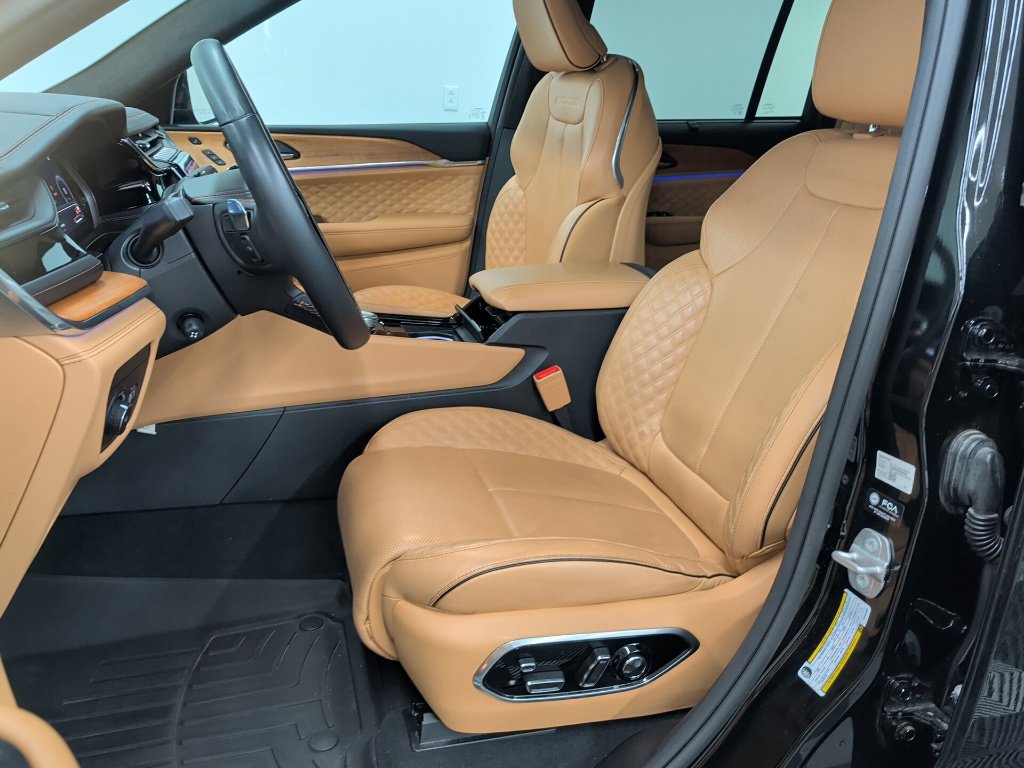 Used 2023 Jeep Grand Cherokee Summit AWD/4WD image 10