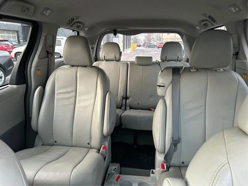 Used 2012 Toyota Sienna XLE image 29