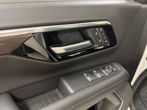 Used 2025 Chevrolet Suburban Z71 AWD/4WD image 7