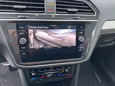 Used 2024 Volkswagen Tiguan SE R-Line image 27