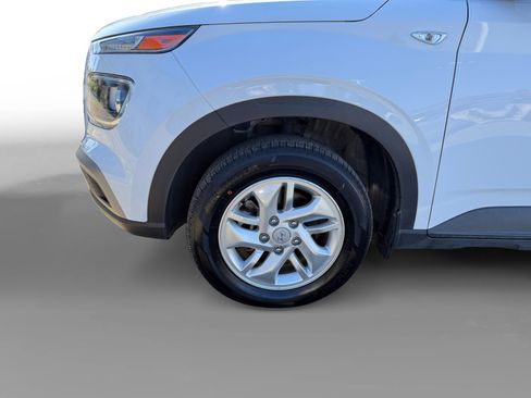 Certified 2022 Hyundai Venue SE image 9