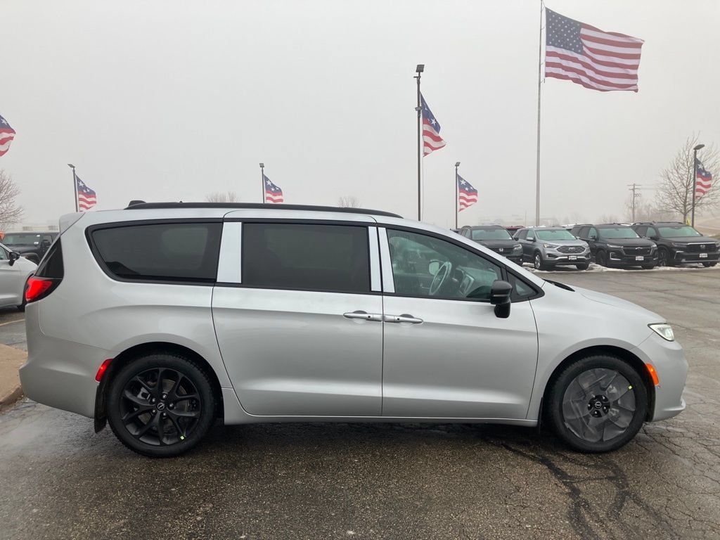 New 2026 Chrysler Pacifica Select w/ S Appearance Package FWD image 11