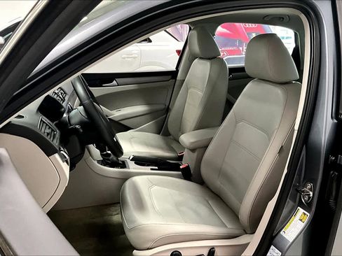 Used 2014 Volkswagen Passat TDI SE image 9