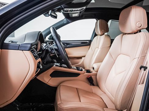 Certified 2026 Porsche Macan AWD/4WD image 5
