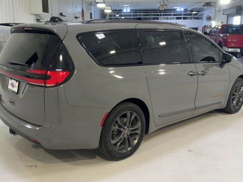 Used 2023 Chrysler Pacifica Touring-L w/ Road Tripper Package FWD image 9