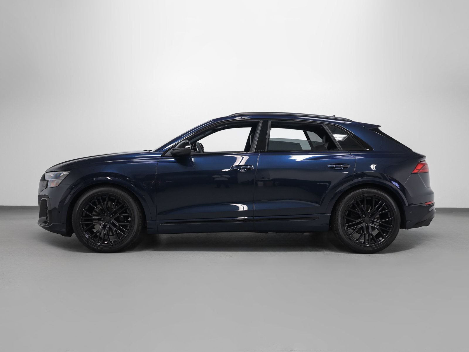 Used 2026 Audi SQ8 Premium Plus AWD/4WD image 2