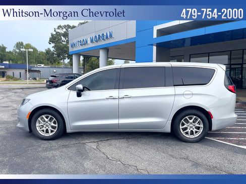 Used 2022 Chrysler Voyager LX image 8