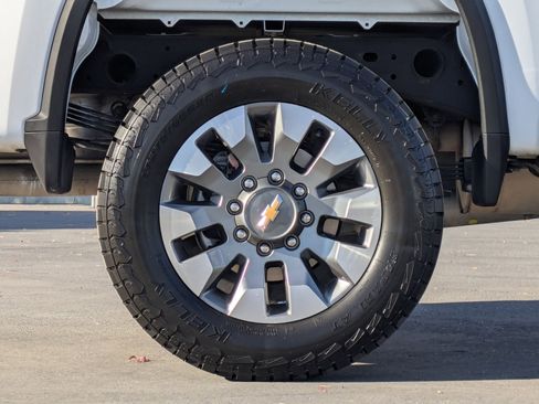 Used 2022 Chevrolet Silverado 2500 Custom w/ Custom Value Package image 10