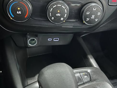 Used 2025 Chevrolet Trax LS FWD image 36