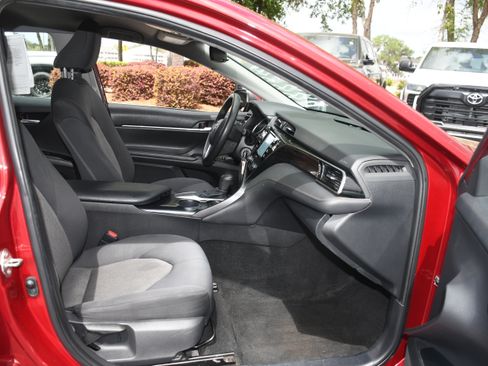 Used 2020 Toyota Camry LE image 19