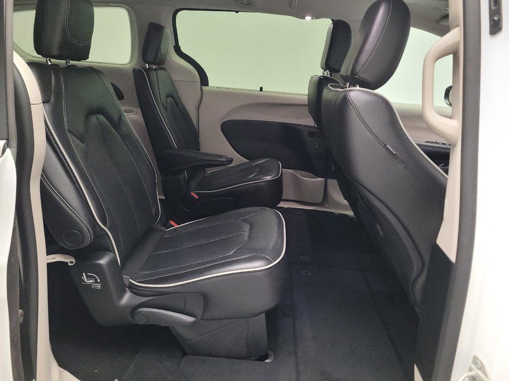Used 2023 Chrysler Pacifica Limited FWD image 19