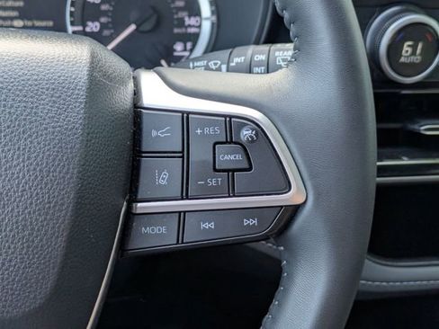 Certified 2025 Toyota Highlander LE FWD image 16