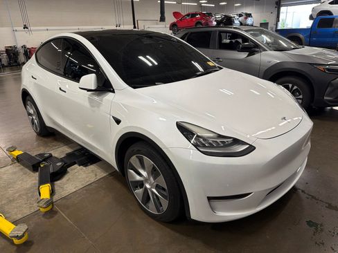 Used 2022 Tesla Model Y Long Range AWD/4WD image 3