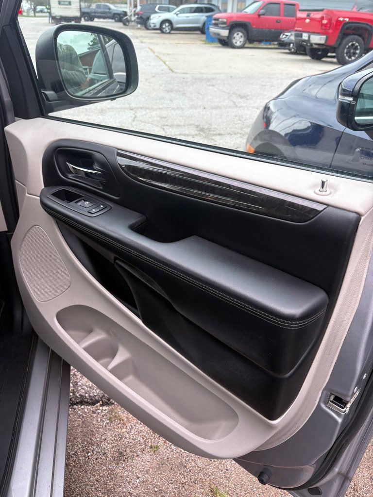 Used 2017 Dodge Grand Caravan SE w/ UConnect Hands-Free Group FWD image 17