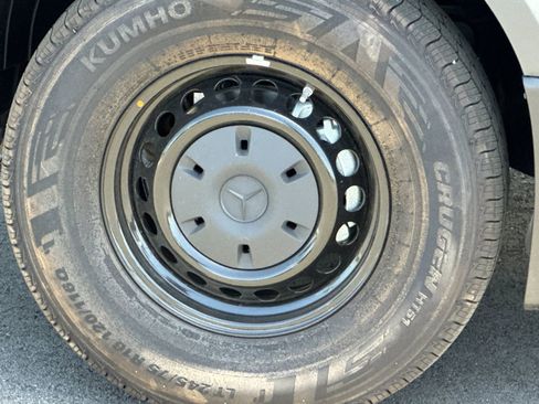 Used 2024 Mercedes-Benz Sprinter 2500 image 32