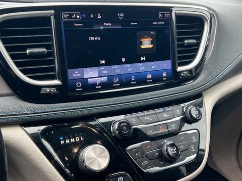 Used 2021 Chrysler Pacifica Touring-L image 17