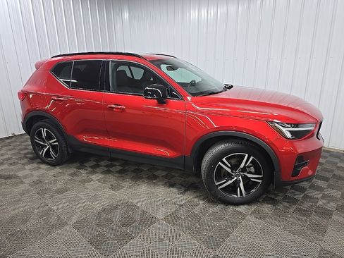 Used 2024 Volvo XC40 B5 Core image 1