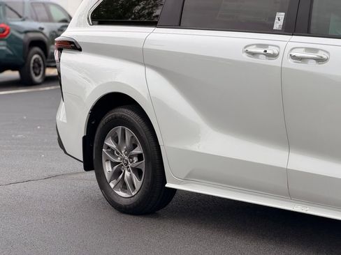 New 2026 Toyota Sienna XLE FWD image 6
