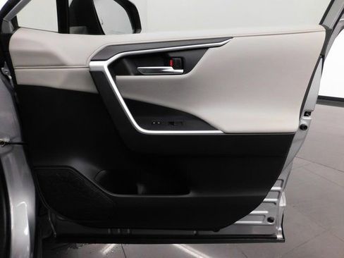 Used 2019 Toyota RAV4 Limited image 32