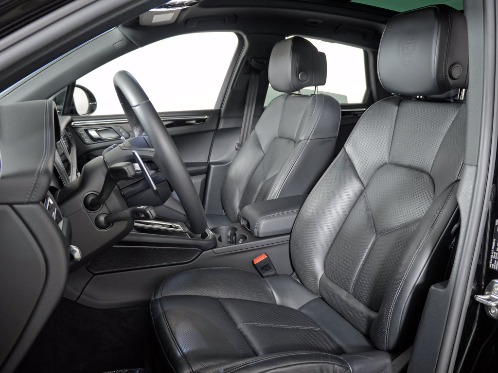 Certified 2025 Porsche Macan w/ Premium Package Plus AWD/4WD image 5