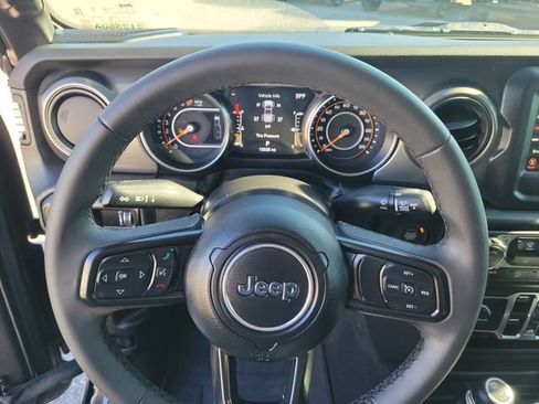 Used 2023 Jeep Gladiator Willys image 21