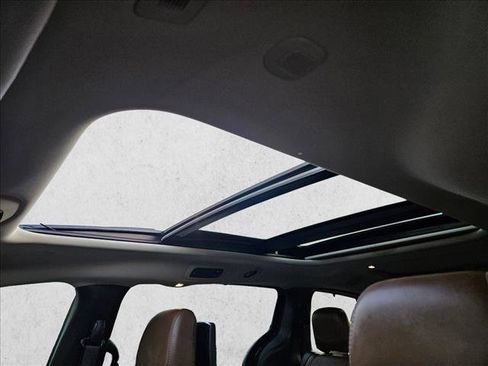 Used 2018 Chrysler Pacifica Limited w/ Tire & Wheel Group image 17